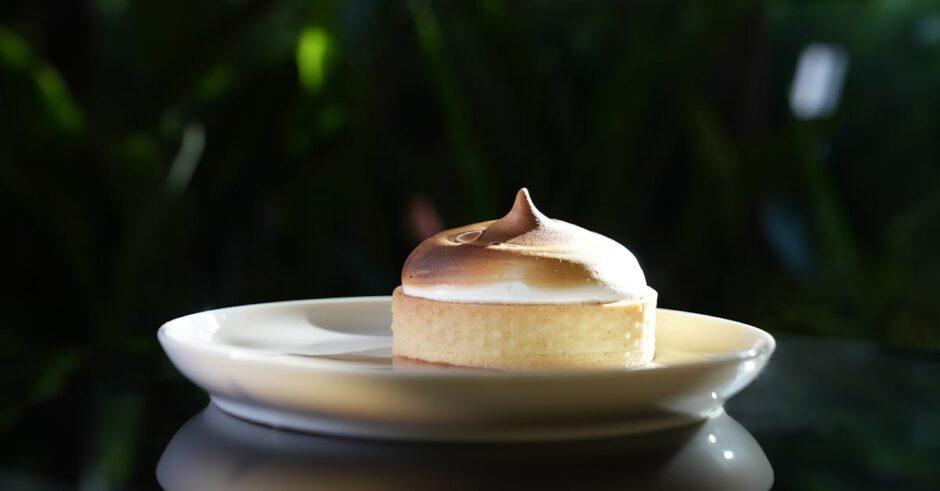 découvrez la délicieuse recette de la tarte au citron meringuée, un dessert classique au mélange parfait de citron acidulé et de meringue douce et légère. apprenez à réaliser cette pâtisserie d'exception qui ravira vos invités à chaque occasion.