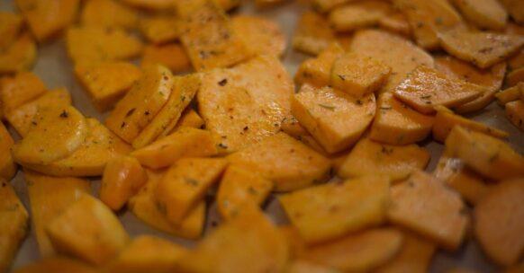 découvrez le délice des frites de poulet aux patates douces, une combinaison irrésistible qui marie croustillant et douceur. idéal pour une pause gourmande ou un plat réconfortant, ces frites savoureuses raviront vos papilles à chaque bouchée.