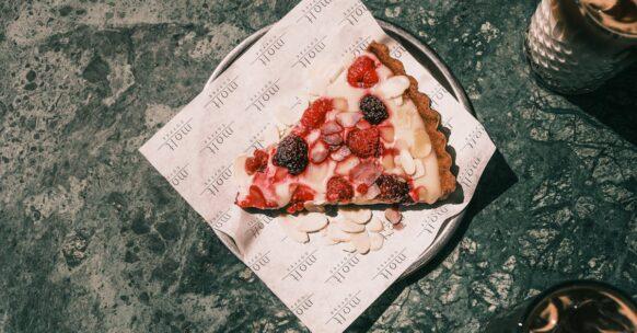 découvrez la délicieuse tarte aux framboises, un dessert savoureux alliant croûte dorée, crème onctueuse et framboises fraîches. parfaite pour vos occasions spéciales ou simplement pour vous faire plaisir, cette tarte ravira les papilles des amateurs de douceurs fruitées.