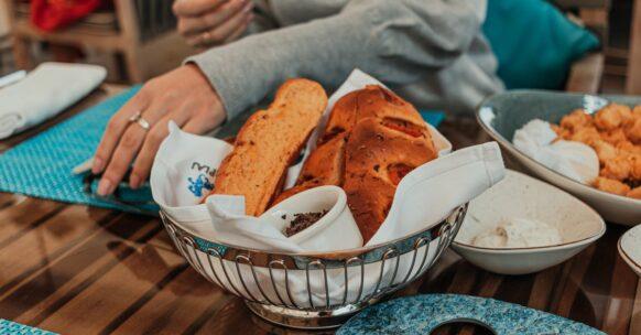 découvrez la tapenade, une délicieuse préparation provençale à base d'olives, d'amandes et d'herbes aromatiques. parfaite pour apéritifs, sandwiches ou plats raffinés, elle apporte une touche méditerranéenne à toutes vos recettes. apprenez à la préparer facilement et à varier les plaisirs avec des recettes maison.