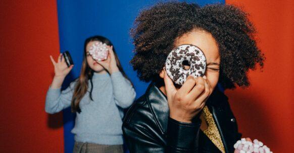 découvrez nos délicieux donuts américains, moelleux et garnis de toppings variés. une expérience sucrée qui vous fera voyager à chaque bouchée. parfaits pour le petit-déjeuner ou comme collation !