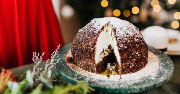 découvrez la délicieuse bûche de noël au chocolat, un dessert festif et gourmand qui ravira vos convives. fondez pour cette recette classique alliant un biscuit moelleux, une ganache onctueuse et une présentation élégante. parfaite pour célébrer les fêtes avec douceur !