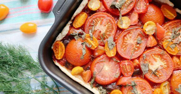 découvrez notre délicieuse tarte à la tomate, une recette savoureuse et facile à réaliser. parfaite pour un repas léger ou une entrée estivale, cette tarte allie la douceur des tomates fraîches à une croûte dorée et croustillante. régalez vos invités avec ce plat coloré et plein de saveurs !