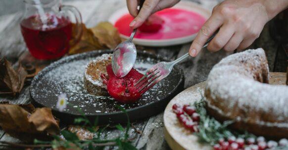 découvrez notre irrésistible gâteau crumble à la rhubarbe et aux framboises, alliant la douceur des fruits rouges à la texture croustillante du crumble. une délicieuse façon de savourer cet amour de dessert, parfait pour toutes les occasions.