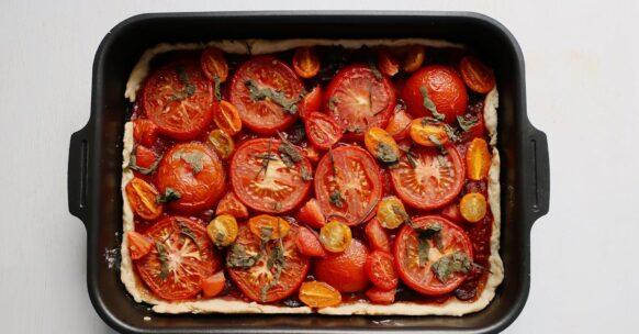 découvrez une délicieuse recette de tarte à la tomate, alliant saveurs fraîches et croustillantes. parfaite pour un repas léger ou un apéritif, cette tarte simple à réaliser ravira vos papilles et celles de vos invités.