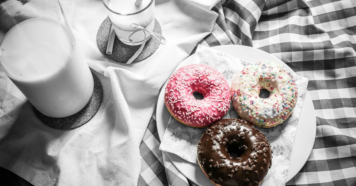 découvrez les délicieuses american donuts, ces beignets moelleux et sucrés, garnis de divers glaçages et fourrages. parfaits pour une gourmandise au petit déjeuner ou comme en-cas, ces douceurs américaines s'invitent à toutes vos occasions. offrez-vous un moment de plaisir avec nos recettes authentiques et savoureuses!