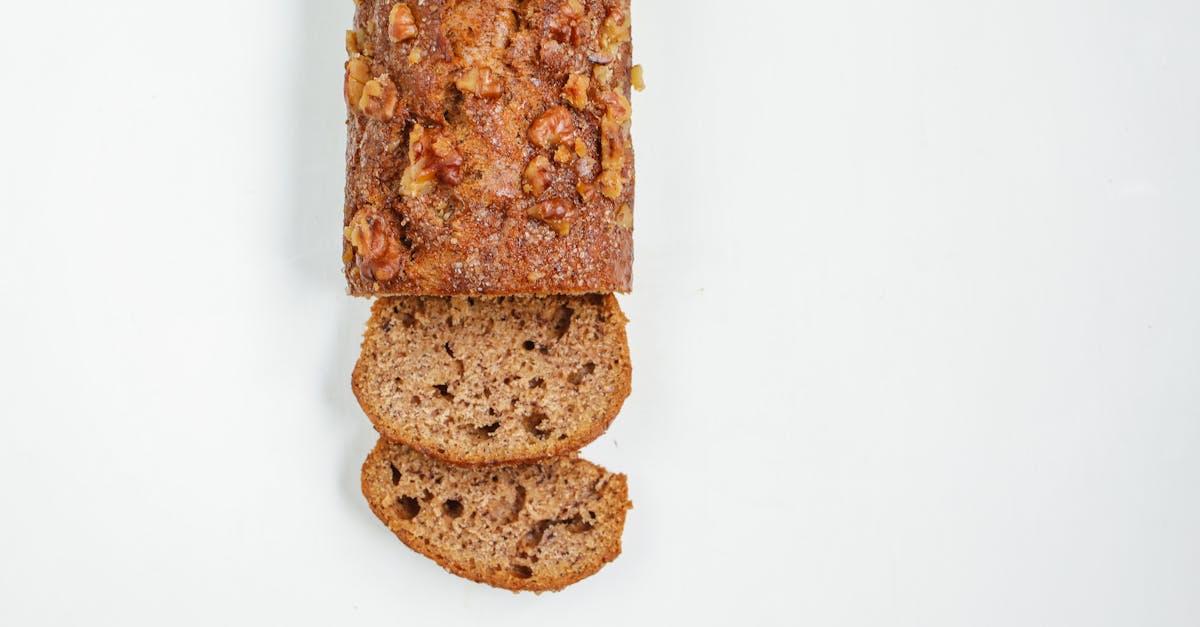 découvrez la recette délicieuse du banana bread, un pain moelleux à la banane, parfait pour le petit-déjeuner ou le goûter. facile et rapide à préparer, ce classique est idéal pour utiliser vos bananes mûres et régaler toute la famille.