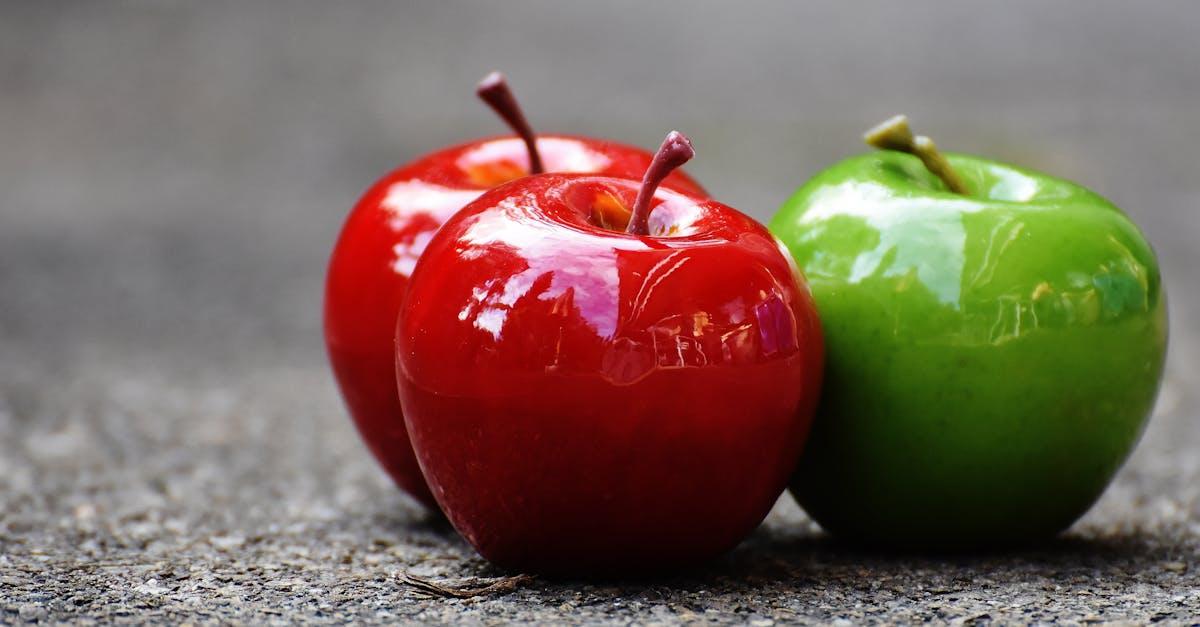 découvrez la délicieuse recette des pommes d'amour, ces pommes enrobées de caramel croquant qui allient douceur et gourmandise. parfaites pour les fêtes et les kermesses, elles raviront petits et grands avec leur goût sucré et leur présentation colorée.