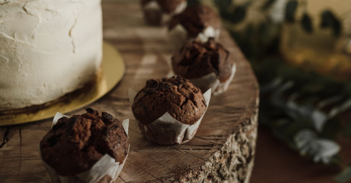 savourez l'exquise douceur de nos muffins au chocolat, moelleux et irrésistiblement gourmands. parfaits pour un goûter, ces délices chocolatés raviront les amoureux de sucré. découvrez la recette et laissez-vous tenter par ces douceurs incontournables.