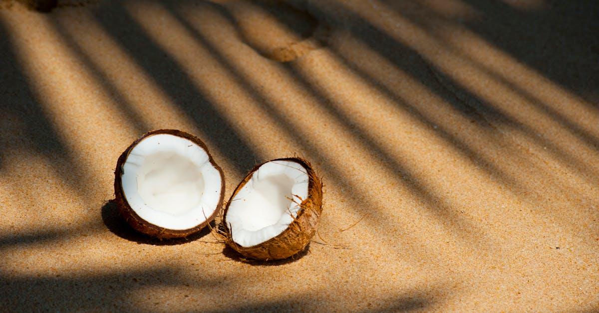 découvrez notre délicieuse tarte à la noix de coco et à la rhubarbe, un dessert parfait alliant la douceur de la noix de coco à l'acidité rafraîchissante de la rhubarbe. idéale pour épater vos invités lors de vos repas en famille ou entre amis, cette recette originale est simple à réaliser et saura séduire vos papilles.