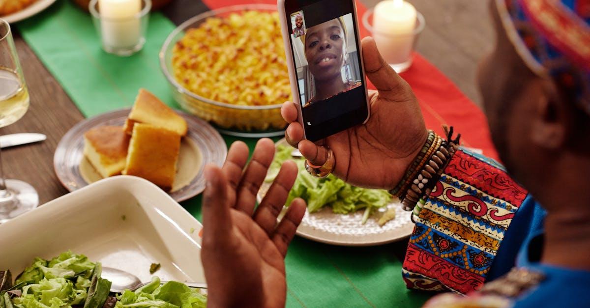 découvrez la recette traditionnelle du cornbread, un pain moelleux à base de maïs, parfait pour accompagner vos plats ou à déguster seul. facile à préparer, il ravira les amateurs de cuisine américaine avec son goût authentique et sa texture délicieuse.