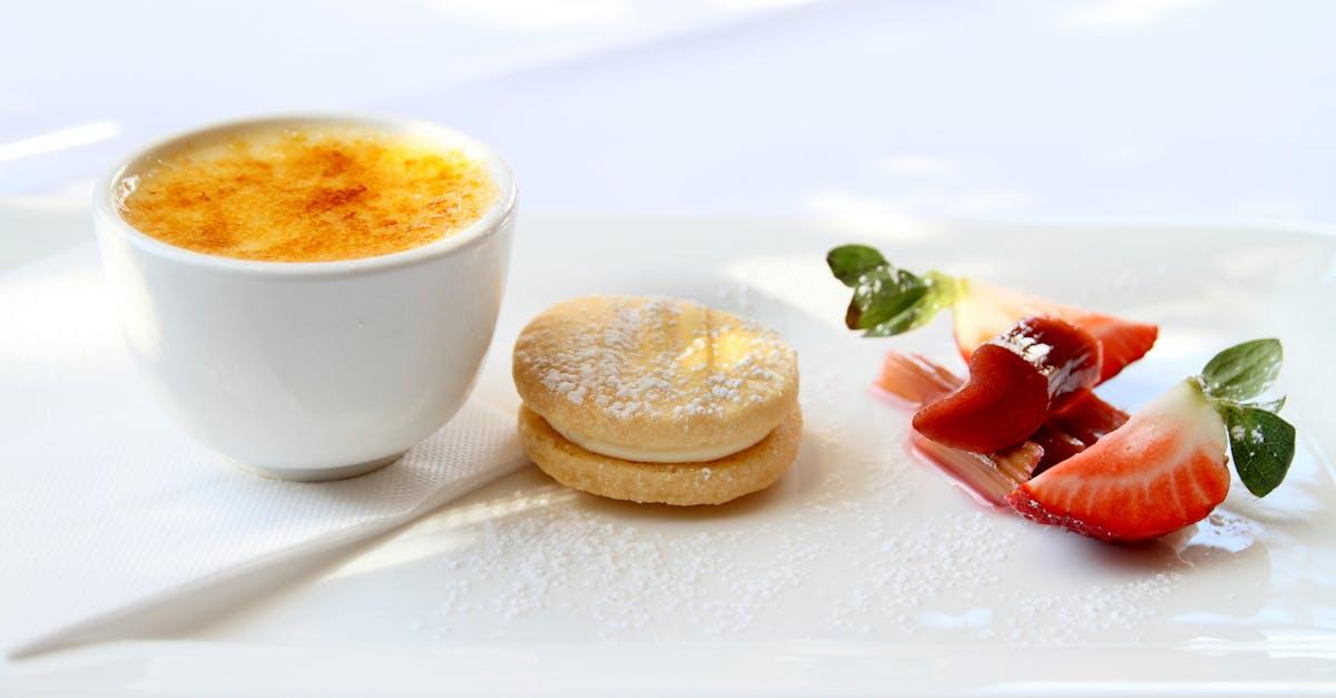 découvrez la délicieuse crème brûlée, un dessert classique français qui allie une onctueuse crème vanillée à une croûte délicate de sucre caramélisé. apprenez à la préparer facilement chez vous et savourez ce plaisir sucré à chaque bouchée.