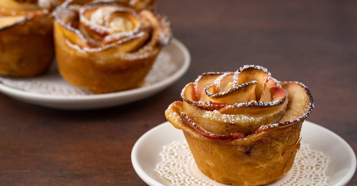 savourez nos délicieuses tartes aux pommes croustillantes, où la délicatesse d'une pâte dorée rencontre la tendresse des pommes fraîches. un dessert irrésistible qui séduira à coup sûr vos papilles !