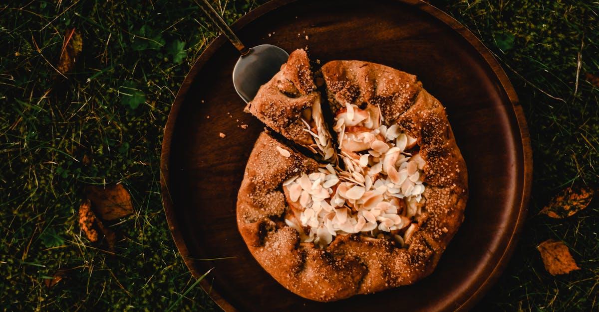 découvrez la recette traditionnelle de la galette des rois, un délice feuilleté à la frangipane, parfait pour célébrer l'épiphanie. apprenez à préparer ce dessert emblématique et à partager des moments gourmands en famille.