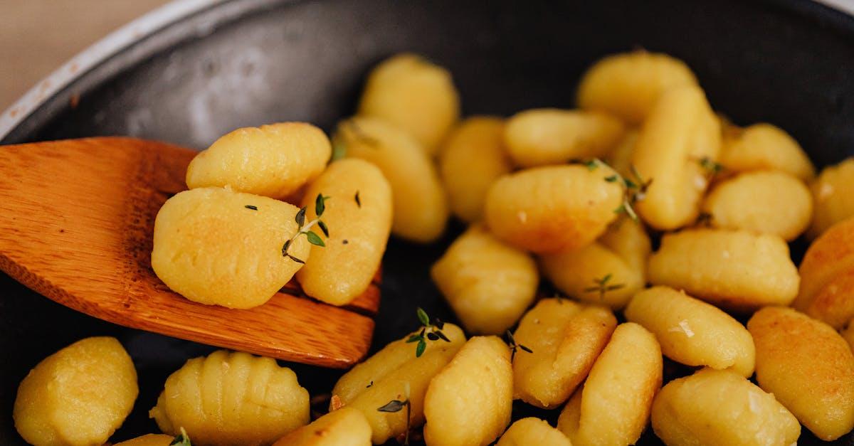 découvrez l'univers savoureux des gnocchis, ces délicieuses pâtes italiennes faites à base de pommes de terre, offrant une texture fondante et une variété de sauces pour les accompagner. apprenez des recettes faciles et des astuces pour les préparer chez vous.