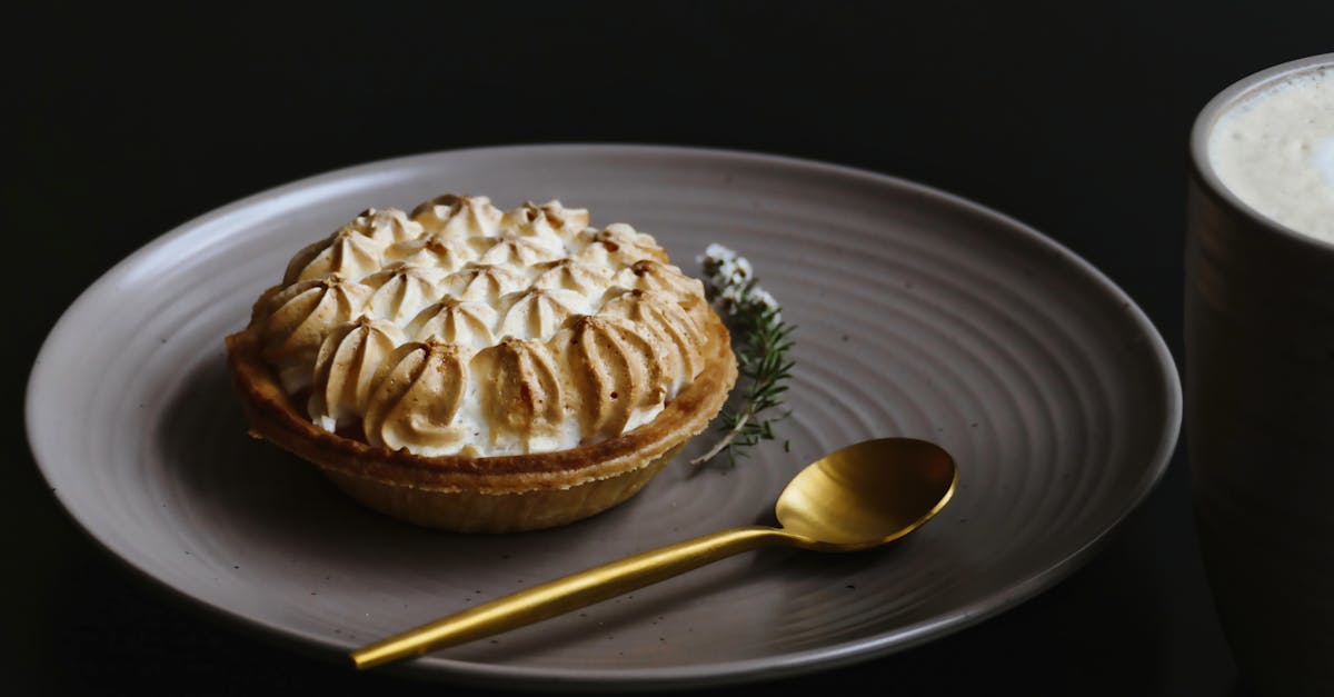 découvrez la recette classique de la tarte au citron meringuée, un délice sucré et acidulé, alliant une croûte dorée, une crème au citron onctueuse et une meringue légère. parfaite pour impressionner vos invités lors de vos desserts!