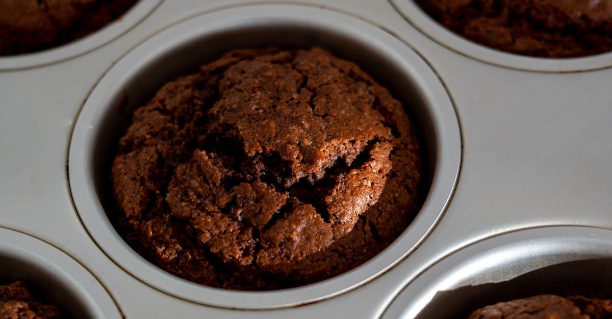 découvrez nos irrésistibles muffins au brownie oreo, une délicieuse fusion de chocolat fondant et de morceaux de biscuit croquants. parfaits pour satisfaire vos envies sucrées à tout moment de la journée !