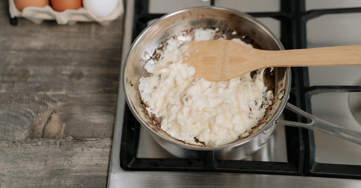 découvrez la recette parfaite pour des œufs brouillés onctueux et savoureux. apprenez des astuces simples pour obtenir une texture crémeuse et un goût inoubliable. transformez votre petit-déjeuner en un moment gourmet !