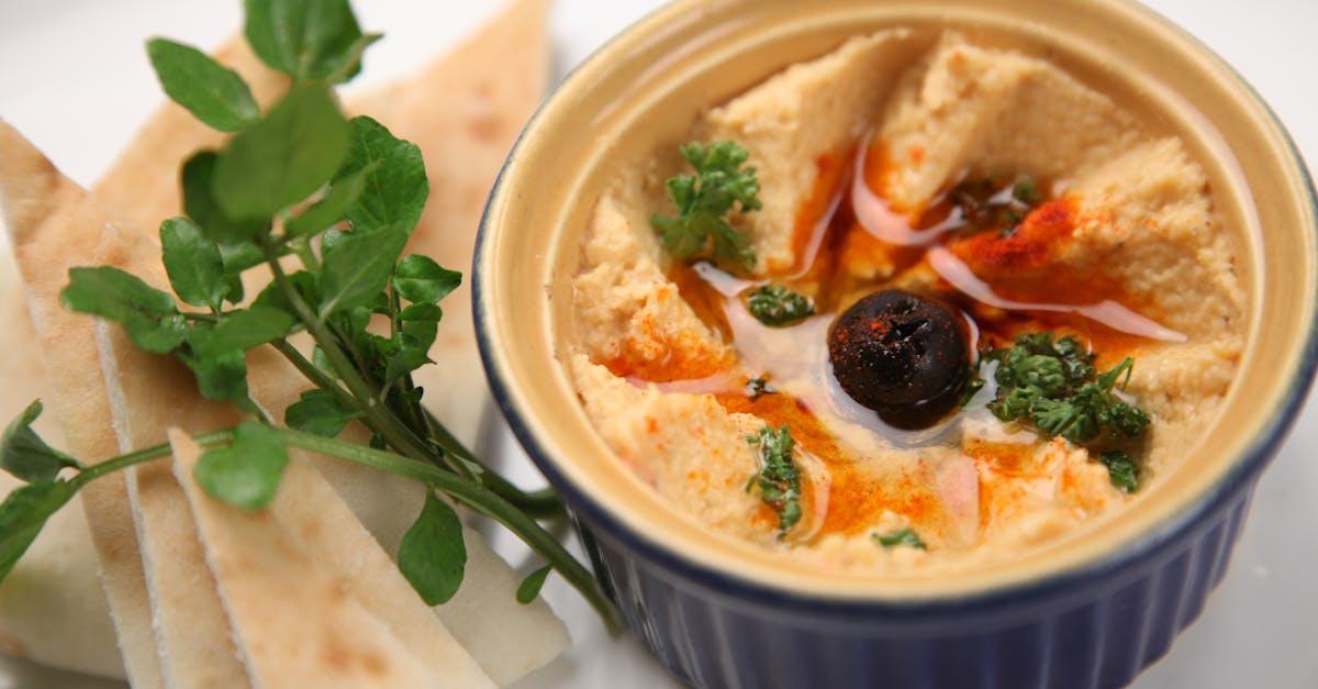 découvrez l'univers savoureux du pita, cette délicieuse galette moelleuse qui peut être garnie de viandes grillées, de légumes frais et de sauces onctueuses. parfaite pour un repas rapide ou un pique-nique, le pita saura ravir vos papilles avec sa polyvalence et son authenticité.