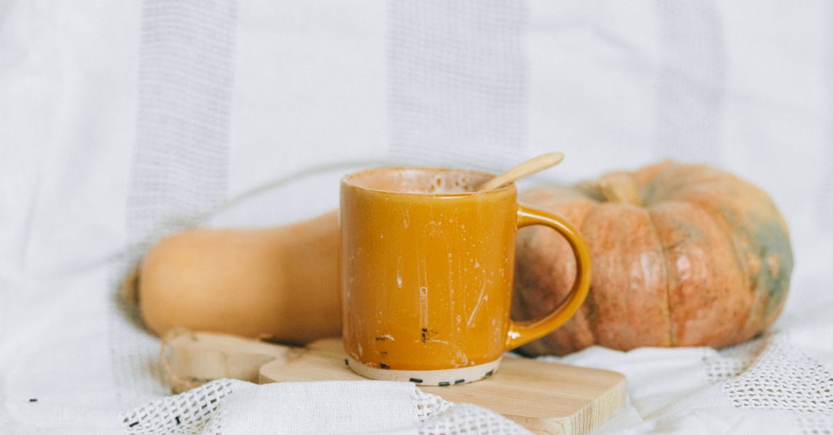 savourez des pancakes à la citrouille moelleux et spongieux, idéaux pour un petit-déjeuner d'automne réconfortant. ajoutez une touche de cannelle et de sirop d'érable pour une expérience gourmande unique!