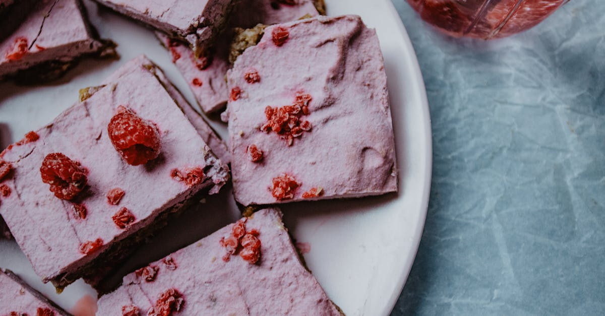 savourez notre délicieux gâteau crumble à la rhubarbe et aux framboises, un mélange parfait de textures croquantes et moelleuses. une recette facile à réaliser qui allie l'acidité de la rhubarbe à la douceur des framboises pour un dessert irrésistible.