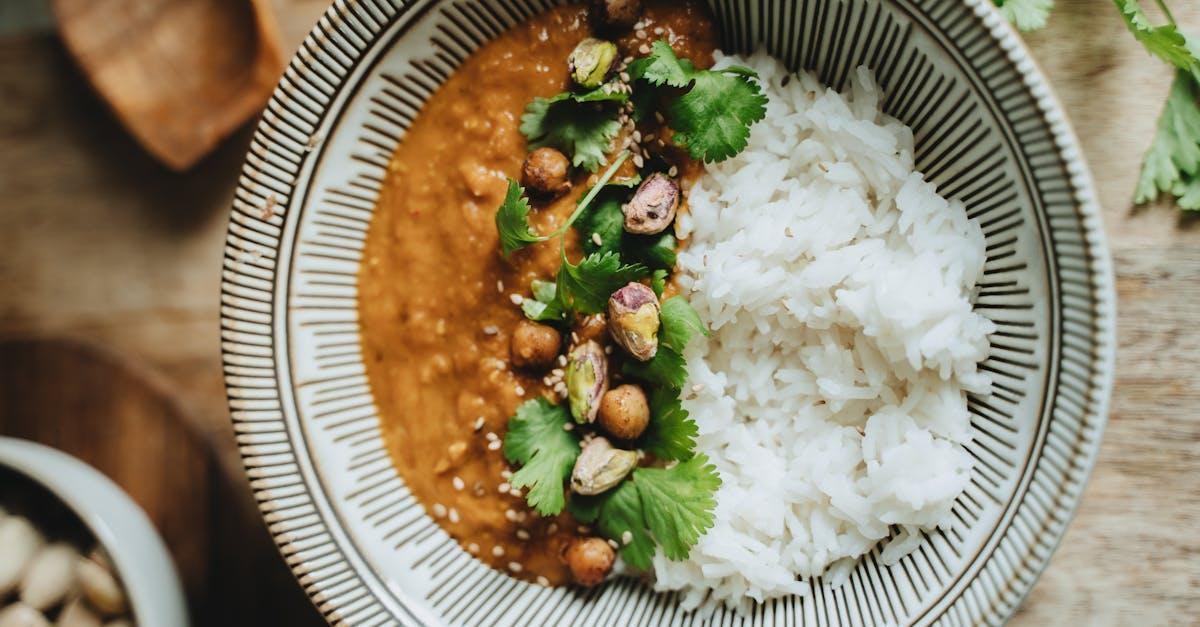 découvrez notre recette simple de curry, alliant saveurs exotiques et ingrédients faciles à trouver. parfaite pour un repas rapide et savoureux en famille ou entre amis.