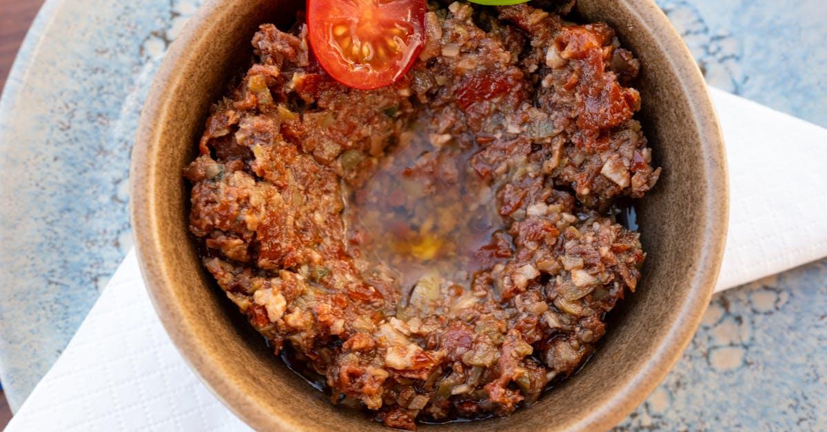 découvrez la tapenade, une délicieuse pâte à tartiner à base d'olives, d'amandes et d'épices, parfaite pour agrémenter vos apéritifs et plats méditerranéens. sa texture onctueuse et ses saveurs riches en font un incontournable de la cuisine provençale.