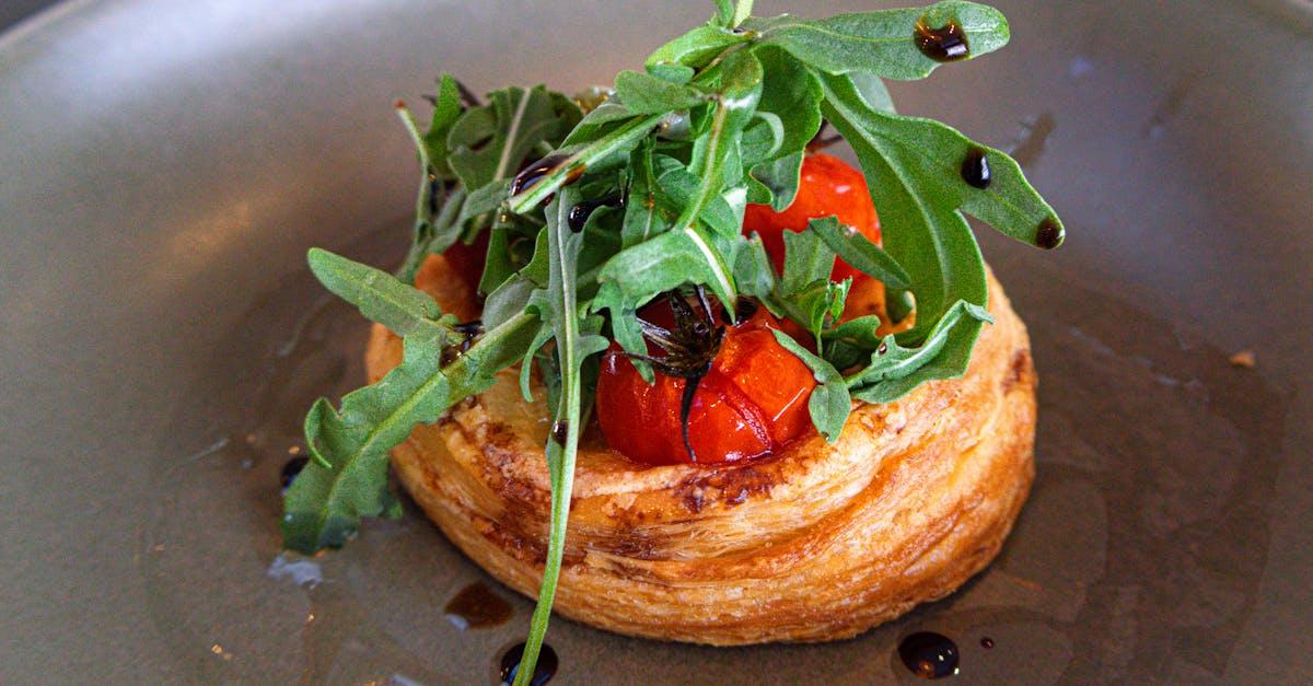 découvrez notre délicieuse recette de tarte à la tomate, un plat savoureux et coloré qui ravira vos papilles. facile à réaliser, cette tarte allie croustillant et fraîcheur, parfaite pour un repas convivial ou une entrée raffinée. succombez aux saveurs estivales de la tomate et laissez-vous inspirer par cette recette gourmande.