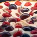 découvrez notre délicieuse recette de tarte aux fraises facile à réaliser. parfaite pour les amateurs de desserts fruités, cette tarte allie une croûte dorée à une garniture fondante de fraises juteuses. régalez vos amis et votre famille avec ce dessert estival rapide et savoureux !