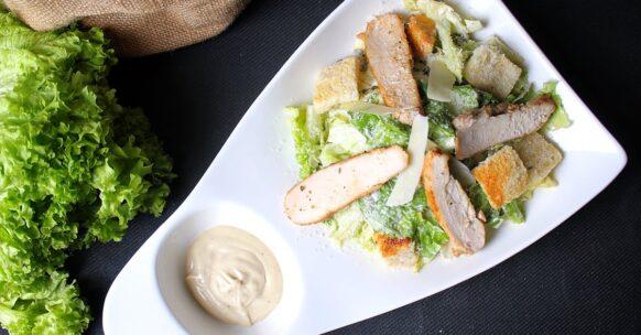 découvrez notre délicieuse salade césar : un mélange savoureux de laitue croquante, de croûtons dorés, de parmesan frais et de sauce crémeuse au goût irrésistible. idéale pour un repas léger ou en accompagnement, cette recette classique saura ravir vos papilles.