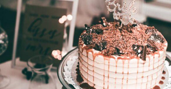 découvrez notre gâteau au chocolat et à la carotte, une délicieuse fusion de saveurs qui ravira vos papilles. ce dessert moelleux, riche en cacao et subtilement relevé par la douceur des carottes, est parfait pour toutes les occasions. faites de chaque bouchée un moment de plaisir gourmand.